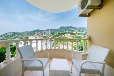 A Must-See Hillside Property With Nature Views For Sale In Alanya - Balcony seating