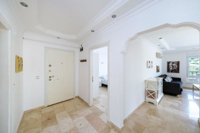 A Must-See Hillside Property With Nature Views For Sale In Alanya - Entrance hallway