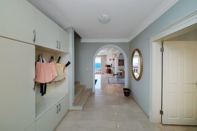 Furnished Investment Property For Sale In Alanya - Entrance hallway