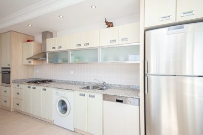 Impressive Sea View Apartment In Cikcilli, Alanya For Sale - Great-size kitchen