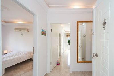 Immaculate Furnished Apartment For Sale In Cikcilli, Alanya - Hallway to the bedrooms