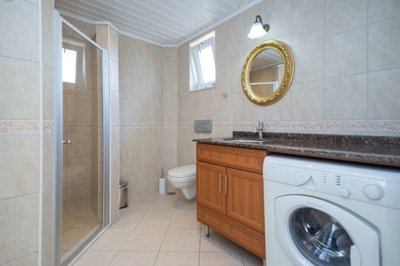 Immaculate Furnished Apartment For Sale In Cikcilli, Alanya - Master bedroom's ensuite