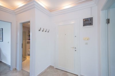 Immaculate Furnished Apartment For Sale In Cikcilli, Alanya - Apartment entrance
