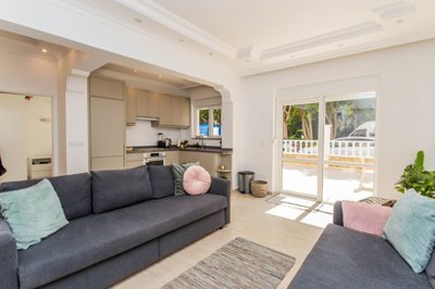 Sophisticated Alanya Apartment For Sale – Lounge with balcony