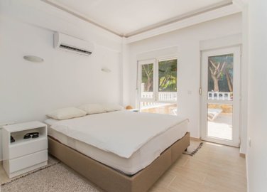 Sophisticated Alanya Apartment For Sale – Double bedroom with balcony