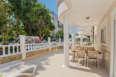 Sophisticated Alanya Apartment For Sale – Sun-drenched balcony