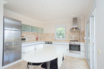 Meticulous Apartment For Sale With Sea Views In Cikcilli, Alanya - Dining space and kitchen