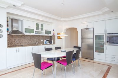 Flawless Two-Bedroom Apartment For Sale In Oba, Alanya – Dining space and kitchen
