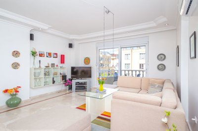 Flawless Two-Bedroom Apartment For Sale In Oba, Alanya – Lounge with balcony