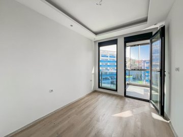 Must-See Investment Property In Kargicak, Alanya For Sale - Bedroom with balcony access