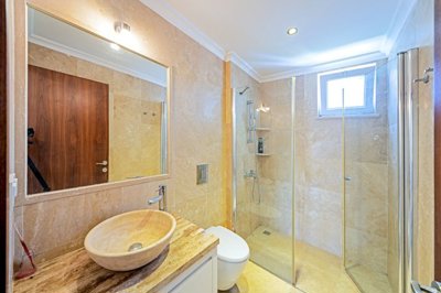 Exceptional Fully Furnished Penthouse For Sale In Alanya - Shared family bathroom
