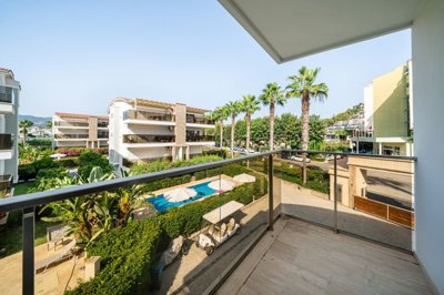 Exceptional Fully Furnished Penthouse For Sale In Alanya - Balcony from the first bedroom