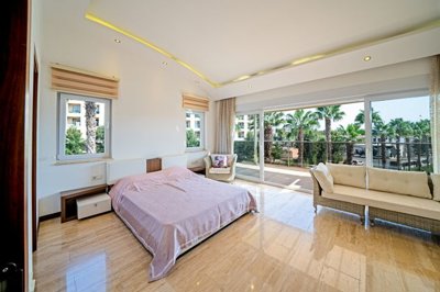 Exceptional Fully Furnished Penthouse For Sale In Alanya - Master bedroom with ensuite