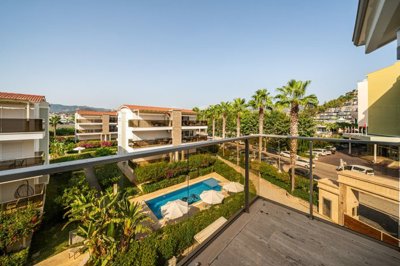 Exceptional Fully Furnished Penthouse For Sale In Alanya - Bedroom balcony with local views