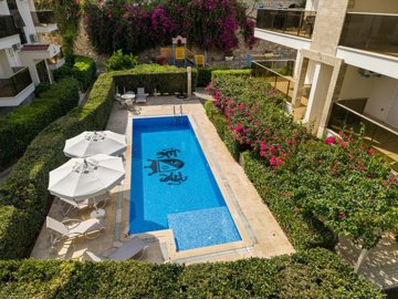 Exceptional Fully Furnished Penthouse For Sale In Alanya - Communal swimming pool and gardens