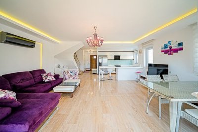 Exceptional Fully Furnished Penthouse For Sale In Alanya - Lounge to the kitchen
