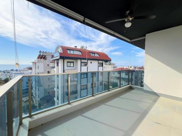 Sea View Alanya Penthouse For Sale With A Shared Pool - Spacious balcony
