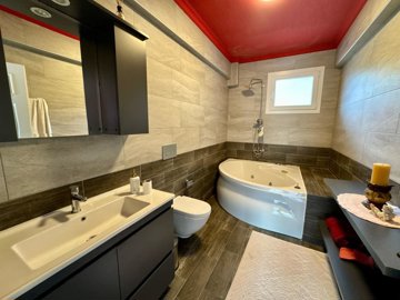 Impressive Villa For Sale In Uzumlu, Fethiye - Luxurious bathroom with tub