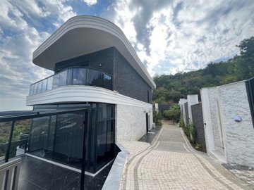 Exceptional Sea View Property For Sale In Alanya - Private driveway and parking