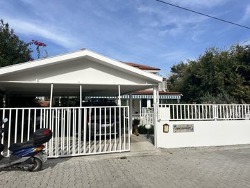 Pretty Villa For Sale In Central Maras, Dalyan - Covered parking port