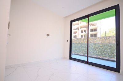 Alanya Garden Apartment For Sale In Avsallar - Bedroom with balcony