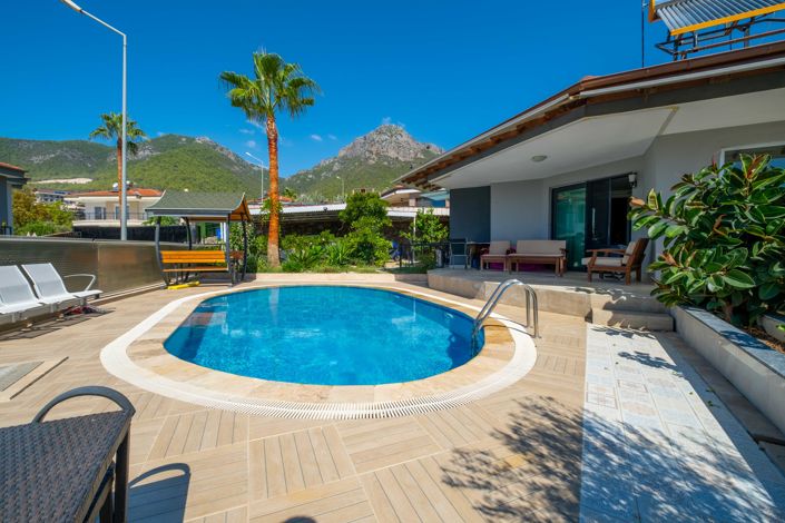 Image No.1-6 Bed Villa for sale