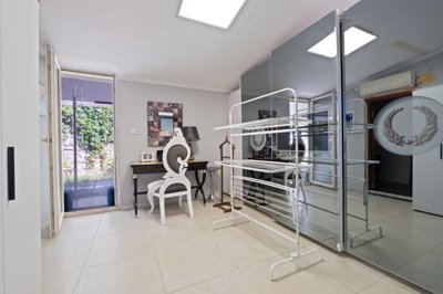 Elegant Detached Villa For Sale In Alanya – Dressing area from the master bedroom