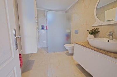 Elegant Detached Villa For Sale In Alanya – Large bathroom
