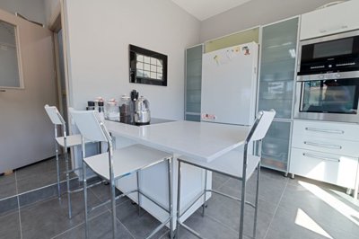 Elegant Detached Villa For Sale In Alanya – Kitchen with a breakfast bar