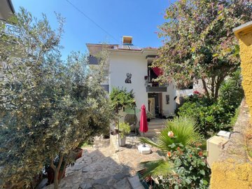 Stunning Fully Furnished Property For Sale In Alanya - Stunning front garden