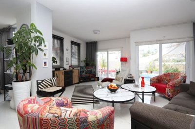 Stunning Fully Furnished Property For Sale In Alanya - Modern lounge with pool access