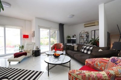 Stunning Fully Furnished Property For Sale In Alanya - Spacious lounge