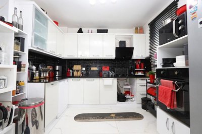 Stunning Fully Furnished Property For Sale In Alanya - Sleek fully fitted kitchen