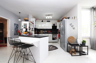 Stunning Fully Furnished Property For Sale In Alanya - Kitchen with breakfast bar seating