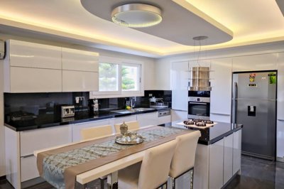 Striking Detached Villa For Sale In Dalyan - Great-size kitchen