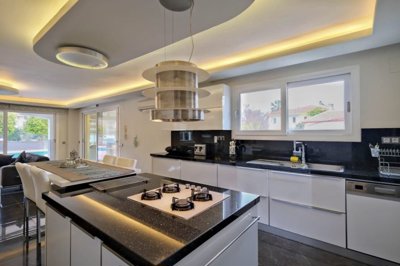 Striking Detached Villa For Sale In Dalyan - Kitchen with island and breakfast bar