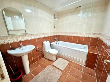 Alanya Apartment For Sale 300m From The Beach In Mahmutlar – Bathroom with bathtub