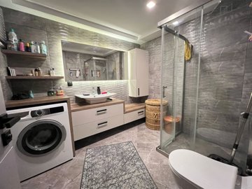 Immaculate Apartment In Kusadasi For Sale With A Shared Pool - Main family bathroom