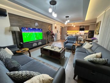 Immaculate Apartment In Kusadasi For Sale With A Shared Pool - Lounge to the kitchen