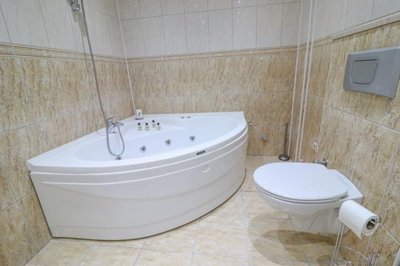 Furnished Investment Property For Sale In Alanya – Corner bathtub in the main bathroom