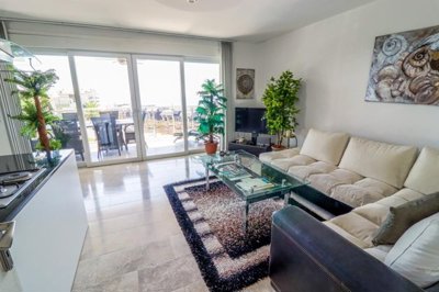 Meticulous Investment Property For Sale In Alanya – Lounge with a sea view balcony