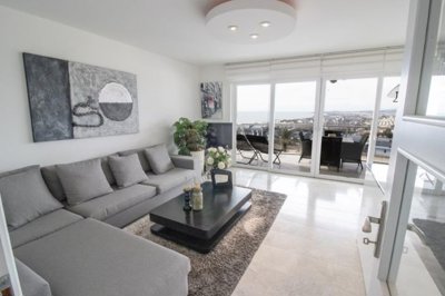 Sea View Apartment For Sale In Konakli, Alanya – Spacious lounge with balcony