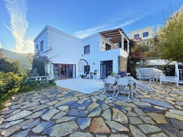 Beautiful Yalikavak Property For Sale - Lovely home with lots of outdoor space