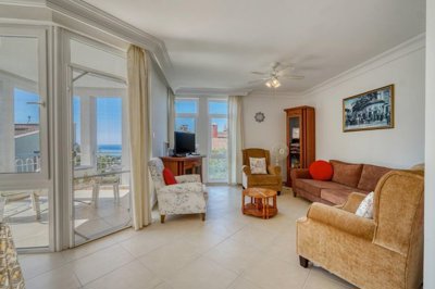Sea View Alanya Villa For Sale - Bright and airy living space
