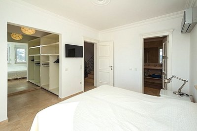 Deluxe Four-Bedroom Alanya Property For Sale - Master bedroom with ensuite and dressing room