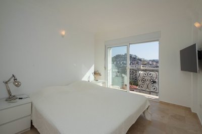 Deluxe Four-Bedroom Alanya Property For Sale - Double bedroom with balcony