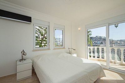 Deluxe Four-Bedroom Alanya Property For Sale - Double bedroom with balcony