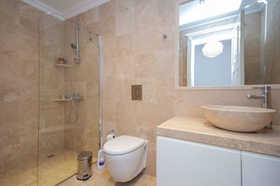 Deluxe Four-Bedroom Alanya Property For Sale - Ensuite shower room