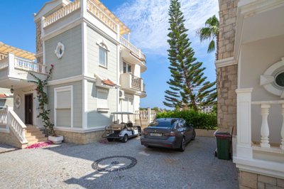 Deluxe Four-Bedroom Alanya Property For Sale - Private parking