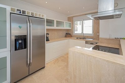 Deluxe Four-Bedroom Alanya Property For Sale - Fully fitted modern kitchen